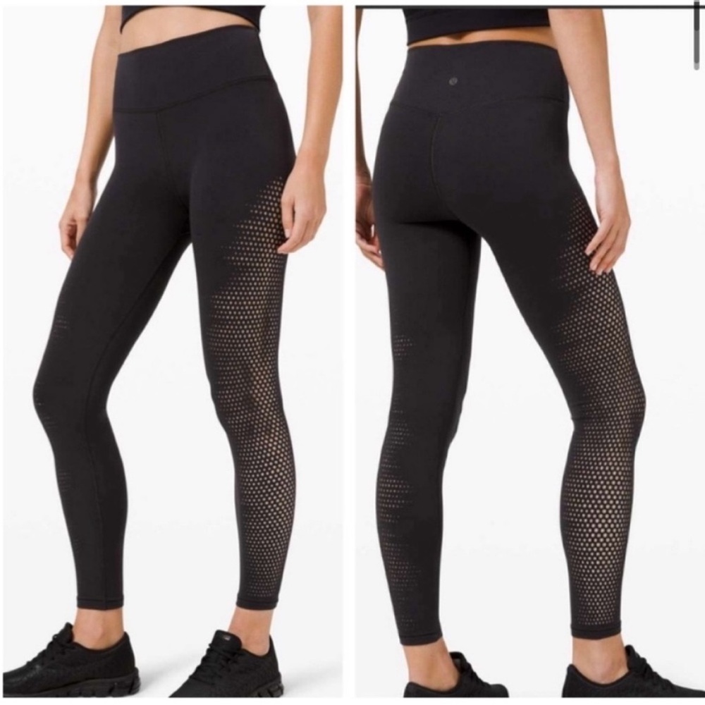 Lululemon Reveal 7/8 Tight *Velocity
Leggings in Black size eight (8)